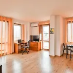 Thermae, Steps From The Sea With Free Parking Apartment Warna