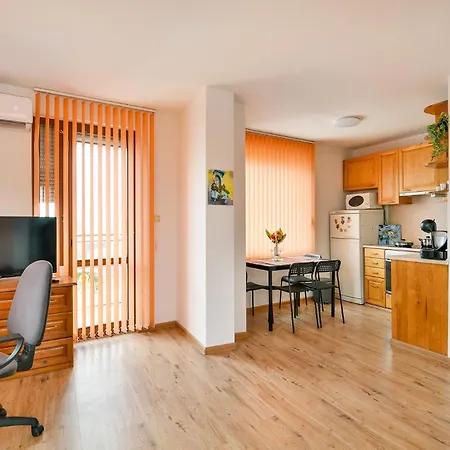 דירה Thermae, Steps From The Sea With Free Parking *