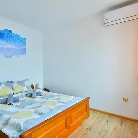 דירה Thermae, Steps From The Sea With Free Parking